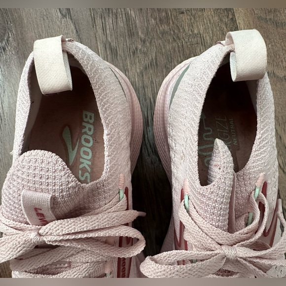 Women’s Brooks Levitate Stealthfit six size 7 pink and red - Picture 12 of 13